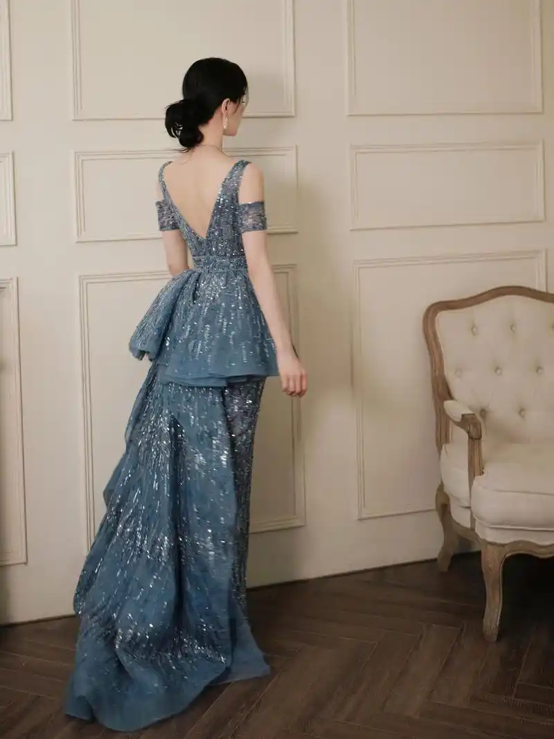 气质如兰刘诗诗温文尔雅大小姐系列写真浅蓝亮片露背长裙气质出众