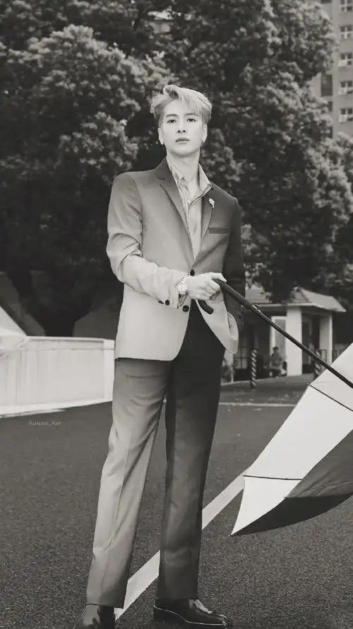 王嘉尔乌云灰渐变西装