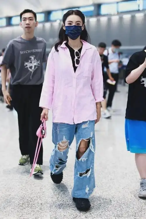 参加完湾区晚会的张柏芝又现身机场了,这一次的机场look却让人大跌