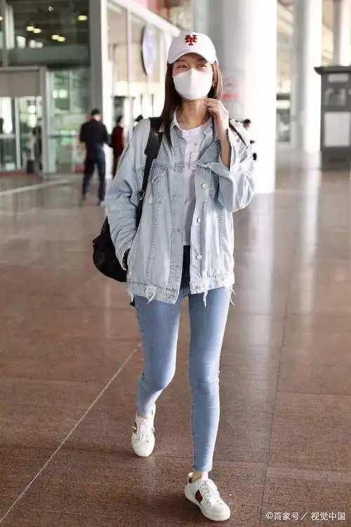 女演员文咏珊现身机场,穿破洞牛仔夹克紧身牛仔裤,清新爽朗