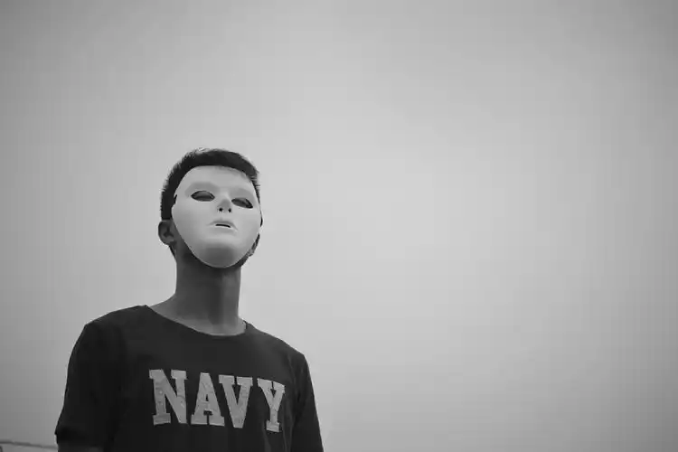 和生活的虚伪格格不入,于是我们每个人都带上了面具.