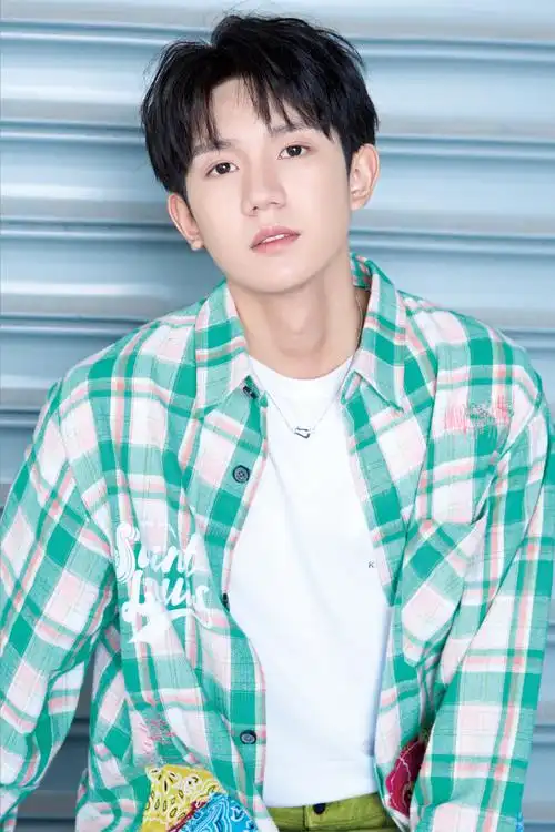 王源出席得力文具直播活动 格纹绿衬衫出镜清新阳光