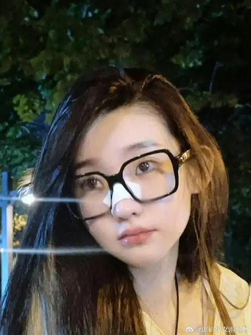 张艺凡黑框眼镜