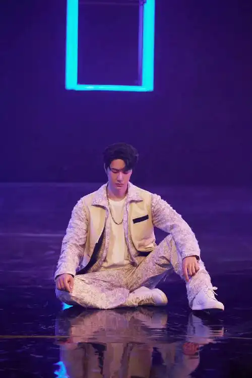 王一博河南春晚舞台照