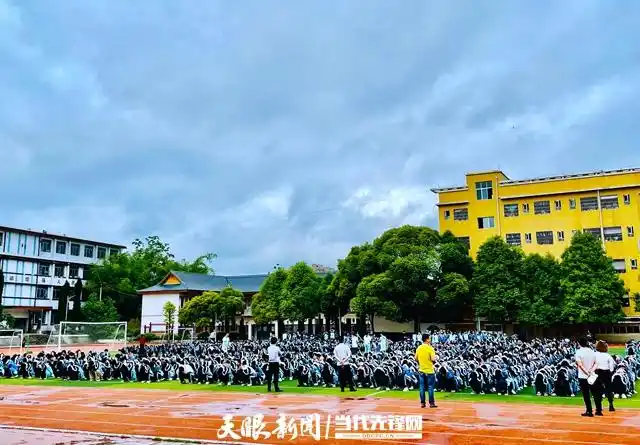 珍爱生命 警钟长鸣:贵定一中开展防震减灾疏散演练