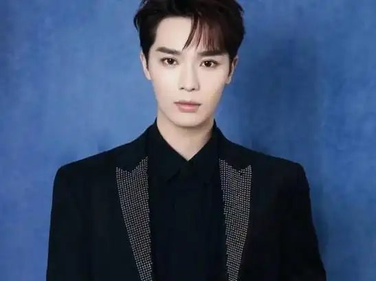 李岱昆身高:182,也是妥妥的大长腿欧巴,也是行走的衣服架子,时