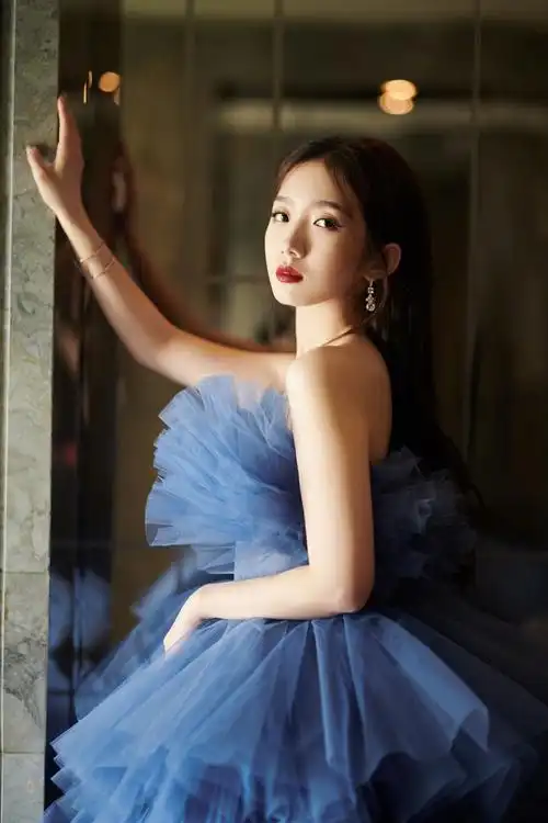 孟美岐身穿雾霾蓝抹胸纱裙,搭配sergio rossi黑色网纱钻饰短靴