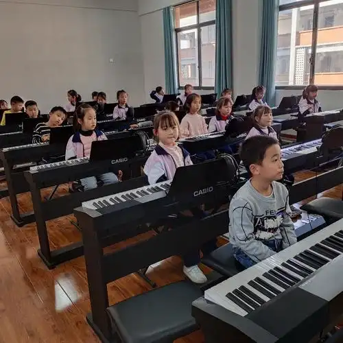丁香小学一年级电钢琴精英班正式开始上课啦