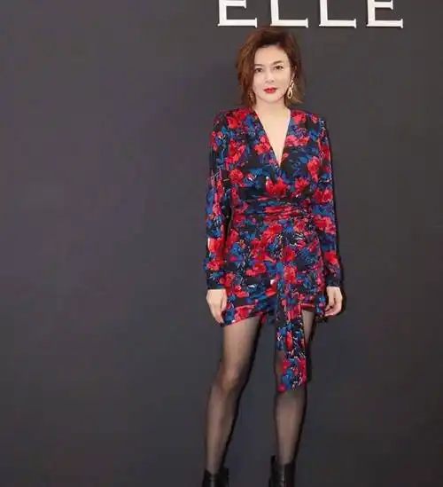 不服老的关之琳挑战女子装,黑色丝袜搭配碎花连衣裙惹争议!
