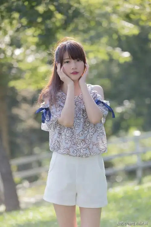 青春美少女户外清新写真