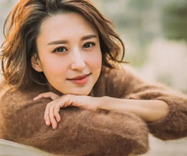 和老公当年认识是央视前主持人毕福剑为他们牵的线.