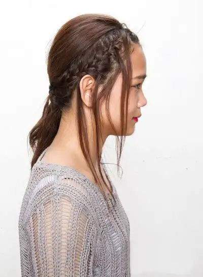 编发运用到侧扎马尾辫发型之中,扎成卷发的马尾辫,虽然头发的蓬松度