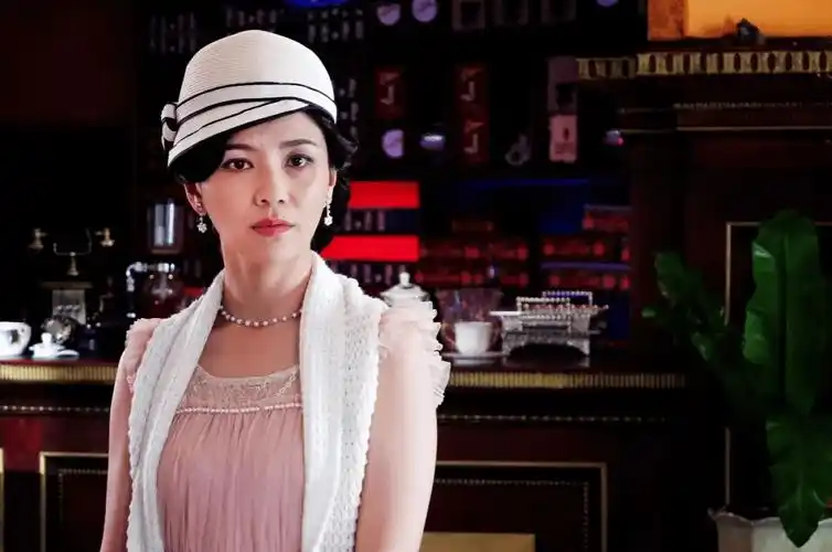 其父因与青帮的对决中胡可化身留洋英国的洪门千金竺帼贞胡可饰竺帼贞