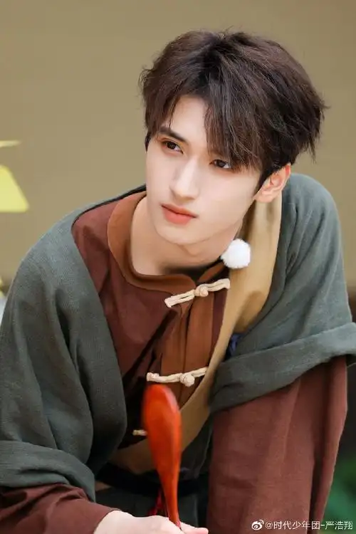 组图:严浩翔极限挑战录制结束回京 头戴鸭舌帽高冷酷拽