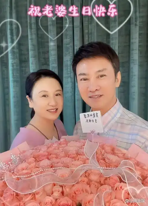 江涛:越老越学会浪漫,买了一束999朵的玫瑰花给老婆万小牧庆生