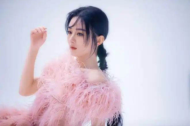 赵丽颖当了妈之后气质变了穿粉色羽毛裙有一种清冷美挺独特的