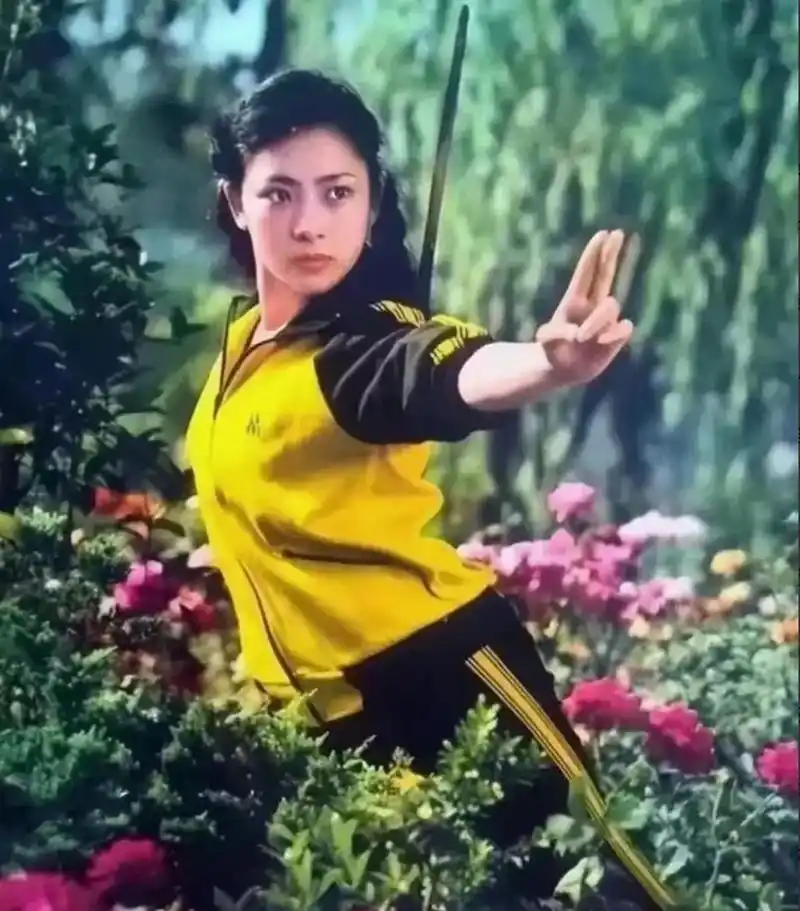 1983年,一本杂志上刊登了年轻的黄秋燕的英姿照片.