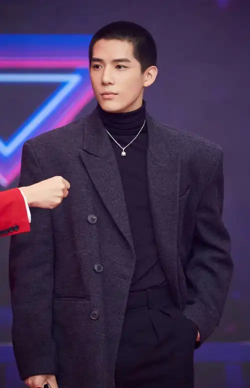 王安宇酷帅寸头写真图片56