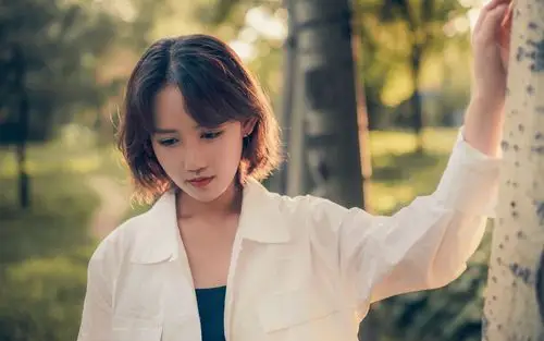 光线气质短发美女图片-美女壁纸-高清美女图片-第6图-娟娟壁纸