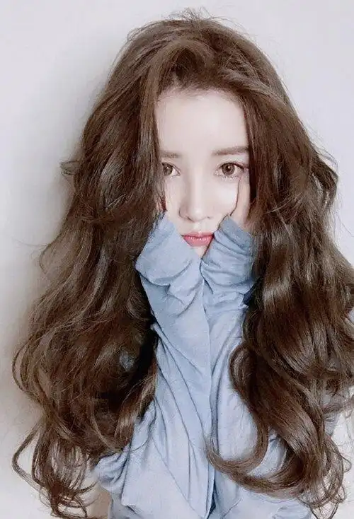 宽长脸女生卷烫长头发造型 修饰脸型关键成败是卷烫发