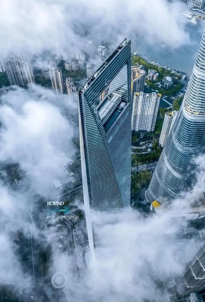 云上海(竖版)#航拍 #地标建筑 #魔都上海  #云雾缭绕人 - 抖音