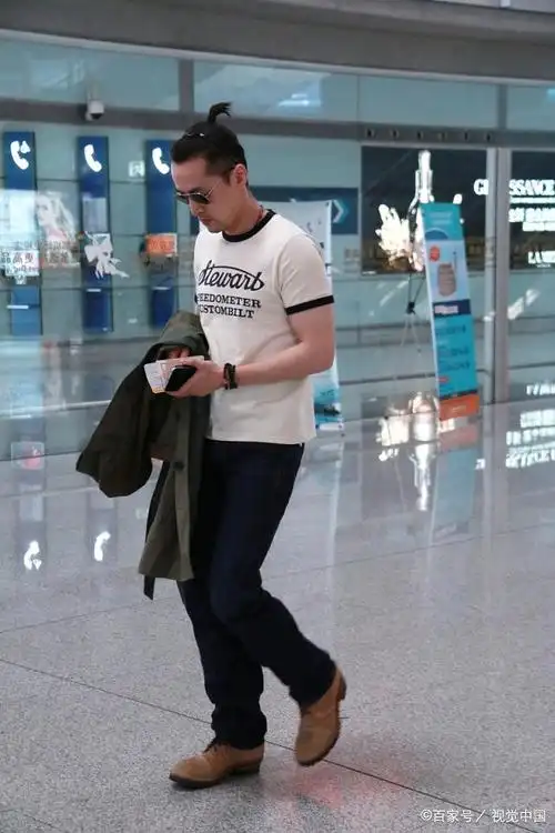 胡歌这造型100分!t恤牛仔裤变身古惑仔,扎起小辫潮到爆