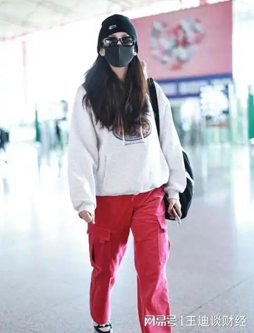 古力娜扎戴毛线帽,墨镜十分低调, 浓密长发垂在胸前很醒目|机场|模特