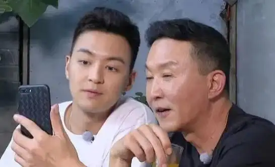 吴羽卿曾在微博上对李易峰的表演发表过批评,称其"演技烂到回炉加工也