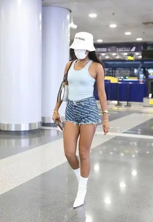 吉克隽逸演绎运动风穿搭,小背心配条纹牛仔短裤,阳光时尚有活力_白色