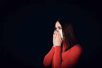 戴口罩的人侧面图片