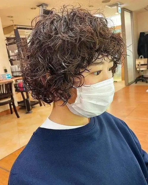 也就是卷度烫到顶,这种烫发可以很大短发烫卷原来这么潮顶发型,说白了