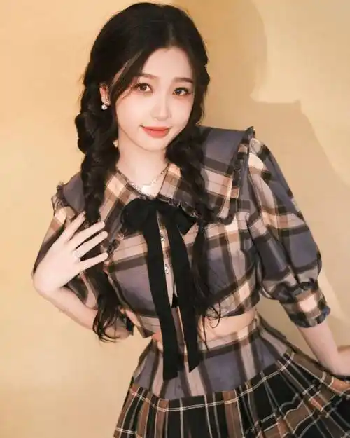 虞书欣"蝴蝶结"丸子头,甜妹属性坐实了_整体_感觉_衣服