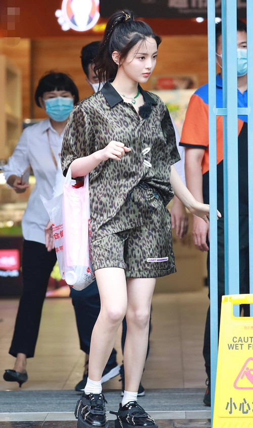 杨超越"下车照"被网友疯传!镜头特写到她的腿,全网直男快速截图