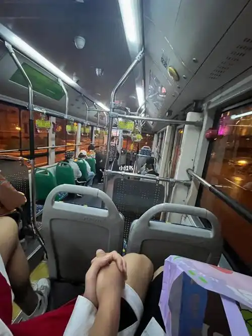 和你一起牵手坐公交都会感觉很浪漫00