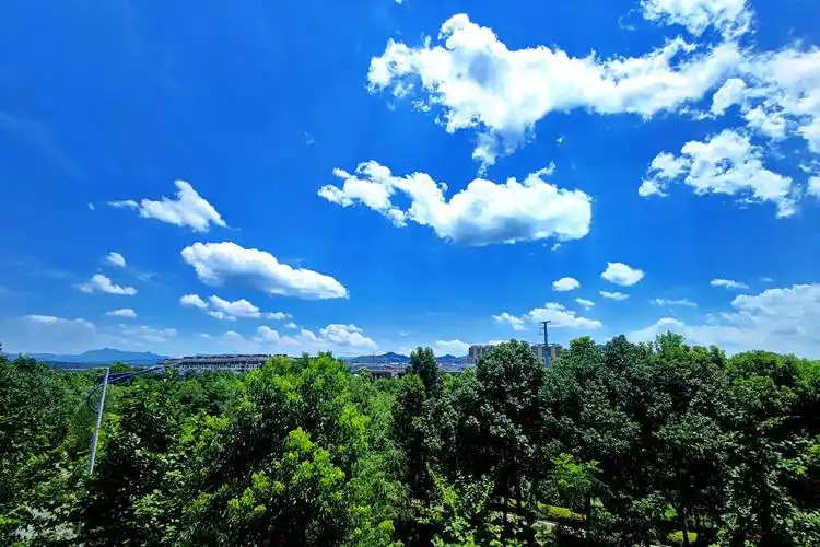 山城蓝天白云景