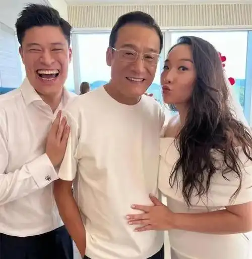 在那个时刻,叶童代替梁家辉向在场的观众解释了他未能亲临女儿婚礼的