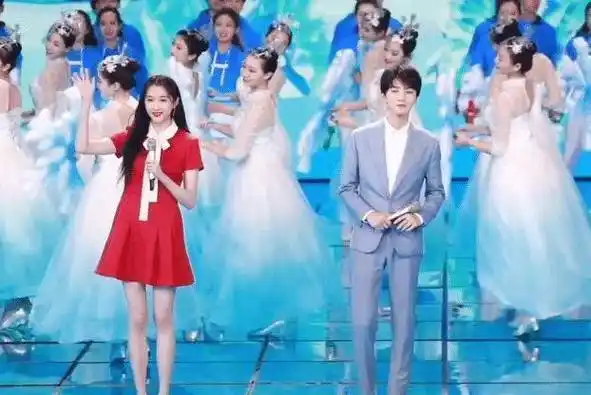 王俊凯等关晓彤彩排,迟到也不生气,小凯主动打招呼,生图也是巴掌脸