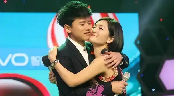 张杰谢娜带仨娃游迪士尼,十指紧扣如热恋情侣,3个保姆很抢镜