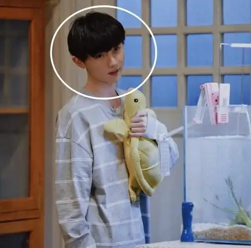 马嘉祺素颜照片被疯传离开精修妆容后这才是18岁该有的样子