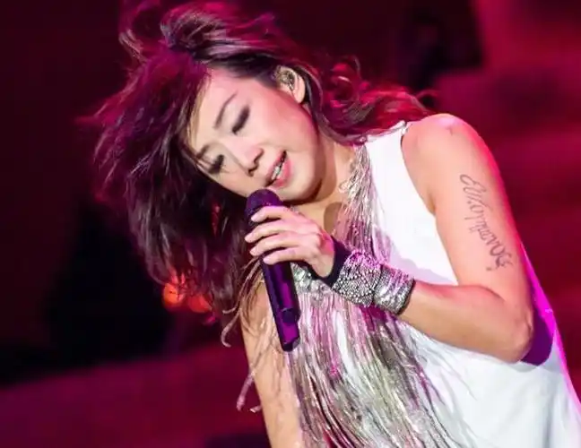 林忆莲多处个性纹身,为爱人做的纹身