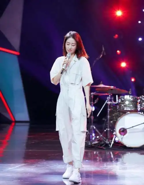 穿黑色v领紧身短裙的刘敏涛,像是44岁的人吗?