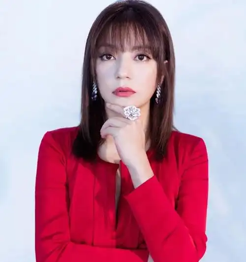 43岁赵薇太美了,身穿一袭红裙美艳动人