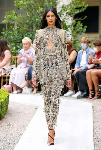 模特在法国巴黎高级定制时装周上展示zuhair murad品牌2021/2022秋冬