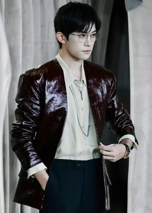 震撼!易烊千玺米兰时装周首秀,引爆全球时尚风暴!