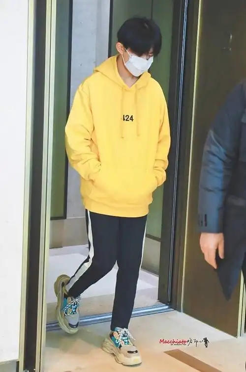 易烊千玺穿老布鞋跳舞,果然他最时尚