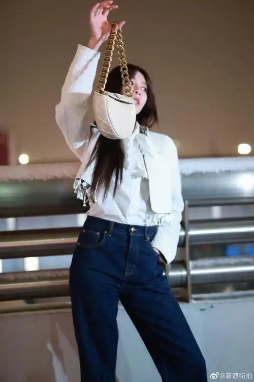 宋妍霏超话#街拍时刻#2023/2/9@cecilia宋妍霏最新机场街拍