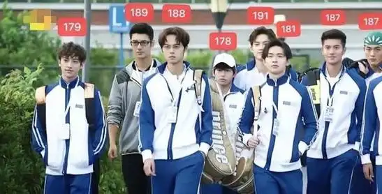 相较于彭昱畅,刘宪华的178厘米身高似乎显得有些"娇小",不论与哪个