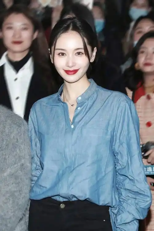 原创王子文单身后终于换风格穿衬衫小黑裤亮相37岁美出新高度