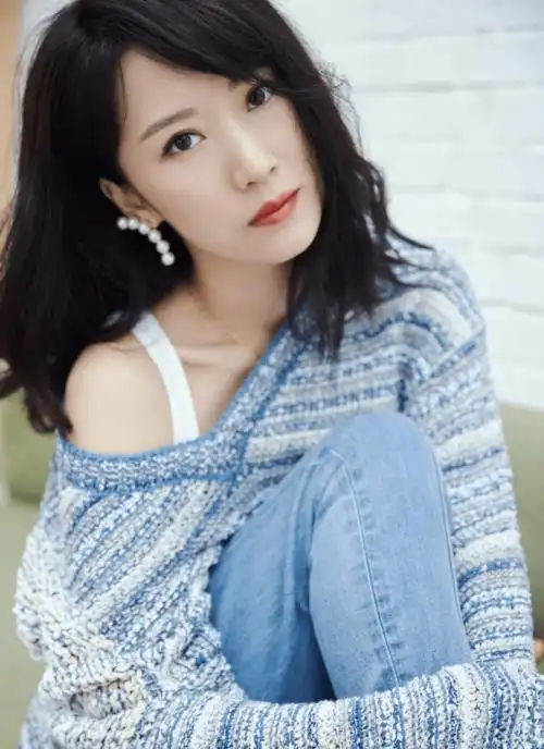 李念穿红色吊带连衣裙俏皮温柔甜成邻家小妹