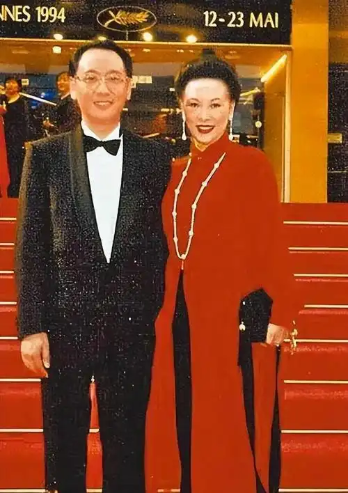 他轻松跻身百亿富豪|汤君年|汤珈铖|汤子嘉|何鸿燊|上海市|汤臣一品